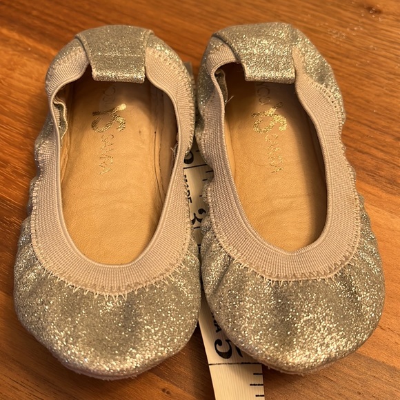 Baby New! Girls Yosi Samra Silver Ballet Flat 
6C comes with Frozen tote New. - Picture 4 of 10
